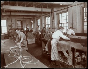 ニューヨークレザーベルト社、1906年にレザーを扱う男性と女性の内部ビュー（シルバーゼラチンプリント）